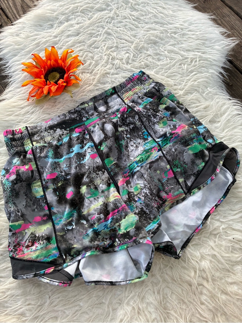 🌺Lululemon Hotty hot shorts 4” Sqaure sticker 🌺
